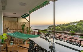 Beach Front Retro Hideaway In Salou